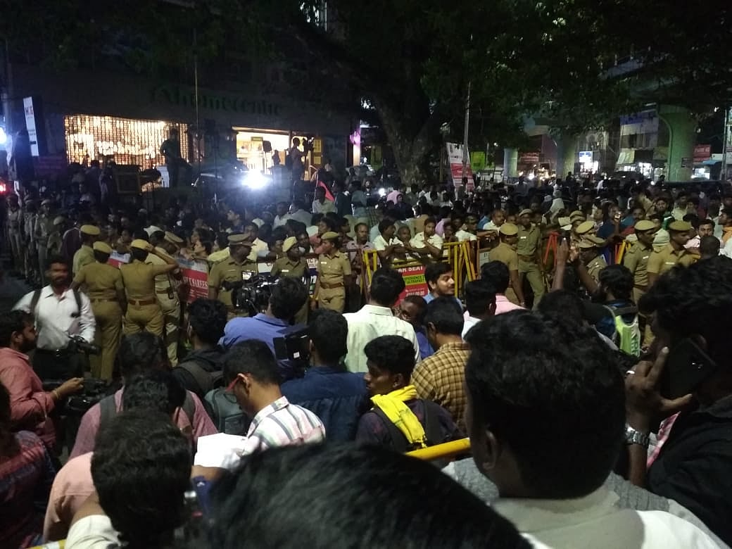 करुणानिधि की हालत बेहद नाजुक, अस्पताल पहुंची पत्नी दयालु और बाकी परिजन, समर्थकों का जमावड़ा