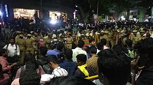 करुणानिधि की हालत बेहद नाजुक, अस्पताल पहुंची पत्नी दयालु और बाकी परिजन, समर्थकों का जमावड़ा