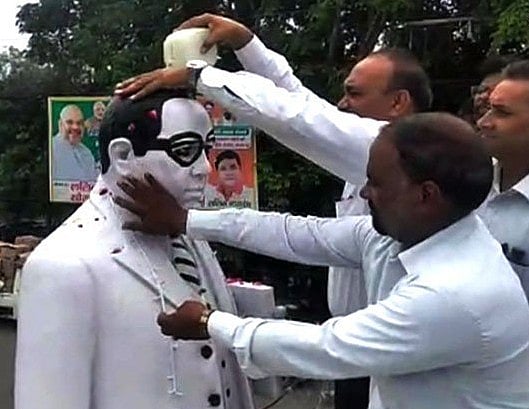 मेरठ: आरएसएस नेता ने अंबेडकर की मूर्ति पर किया माल्यार्पण तो दलित वकीलों ने प्रतिमा का किया शुद्धिकरण
