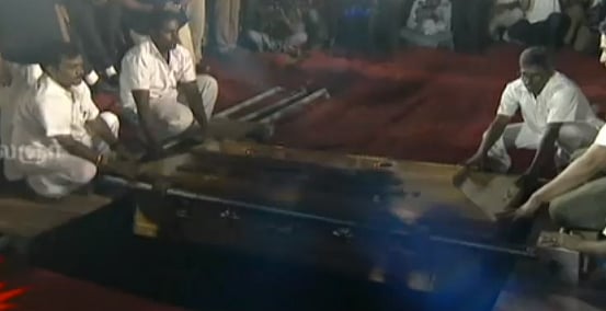 LIVE: मरीना बीच पर अन्ना मेमोरियल के बगल में दफ्न हुए करुणानिधि, नम आंखों से दी चाहने वालों ने आखिरी विदाई