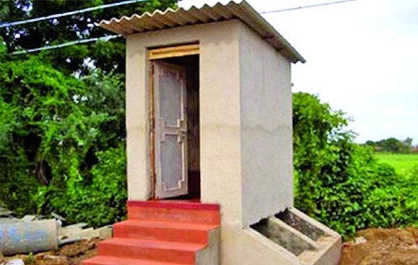 यूपी: फतेहपुर  में शौचालय निर्माण के लिए महिला को थमाया गया 6 साल पुराना चेक, प्रशासन ने दिए जांच के आदेश