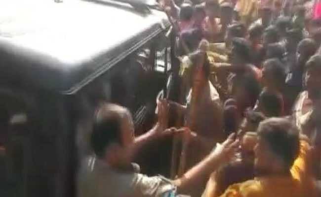 दिल्ली के बाद बुलंदशहर में कांवड़ियों का तांडव, पुलिस जीप में की तोड़फोड़, पुलिस वालों को पीटा