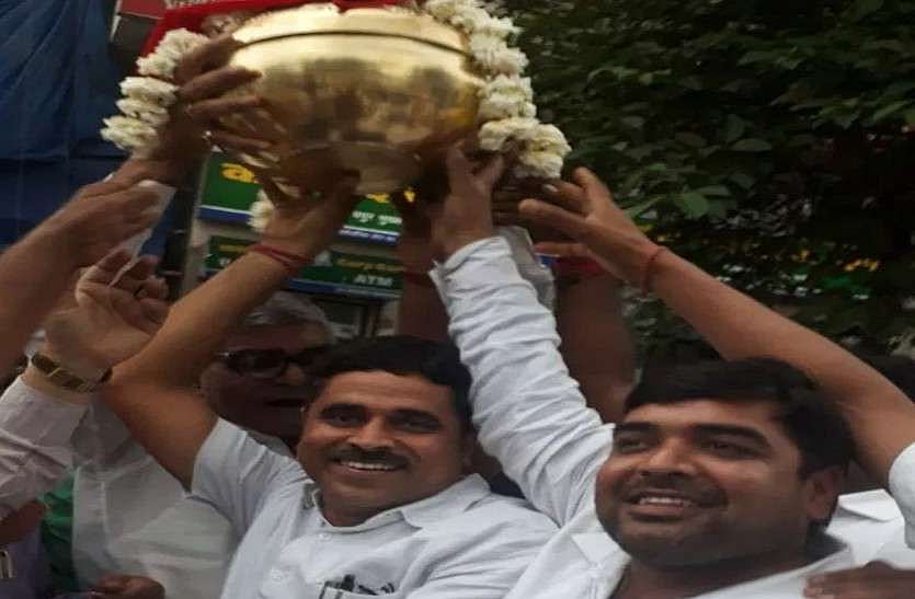 वाजपेयी के अस्थि कलश को बीजेपी नेताओं ने बनाया वर्ल्ड कप, जमकर लगा रहे हैं ठहाके