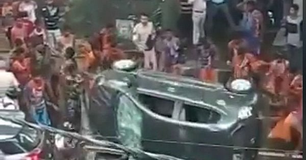 दिल्‍ली में कांवड़‍ियों का तांडव, कार छू गई तो  पुलिस के सामने सरेआम गुंडागर्दी