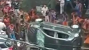 दिल्ली में कांवड़ियों का तांडव, कार छू गई तो पुलिस के सामने सरेआम गुंडागर्दी