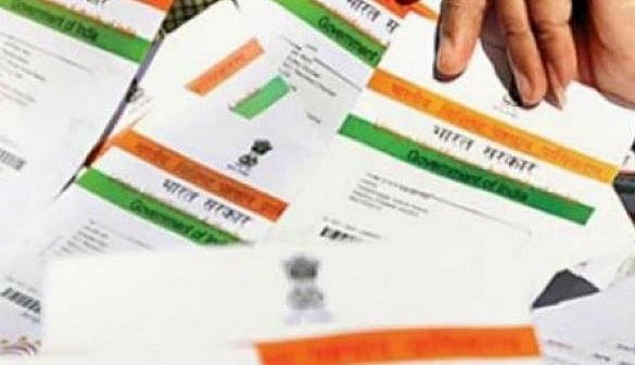 लोगों के मोबाइल में अपने आप हुआ आधार का टोल फ्री नंबर सेव, अथॉरिटी ने झाड़ा पल्ला