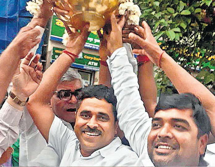 वाजपेयी के अस्थि कलश को बीजेपी नेताओं ने बनाया वर्ल्ड कप, जमकर लगा रहे हैं ठहाके