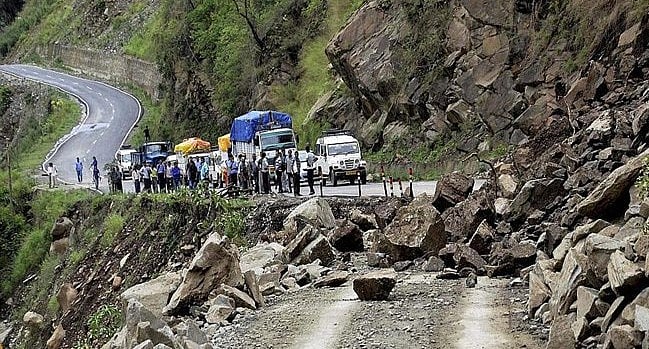उत्तराखंड: गंगोत्री हाइवे पर भारी भूस्खलन, डीएम समेत 700 तीर्थयात्री फंसे  