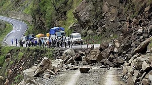 उत्तराखंड: गंगोत्री हाइवे पर भारी भूस्खलन, डीएम समेत 700 तीर्थयात्री फंसे