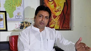 त्रिपुरा: बीजेपी सरकार का फरमान, अफसरों के लिए लागू हुआ ड्रेस कोड, जींस पहनने और चश्मा लगाने पर रोक