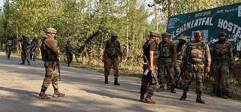 जम्मू-कश्मीर: कुपवाड़ा के हंदवाड़ा में मुठभेड़ के बाद 4 आतंकी गिरफ्तार, हथियार और गोला बारूद बरामद