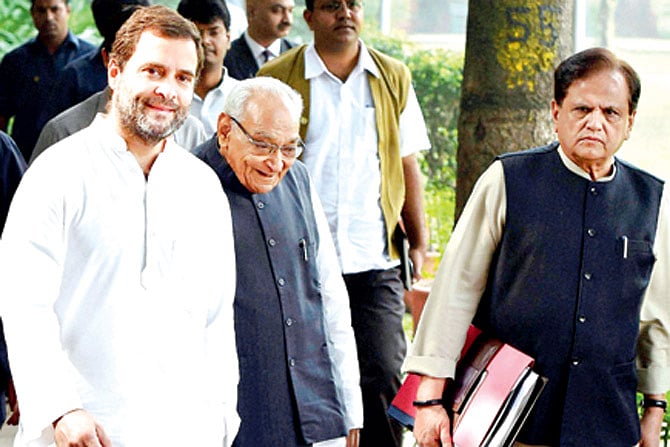 राहुल गांधी ने कांग्रेस के सांगठनिक ढांचे में किए फेरबदल, मोतीलाल वोरा की जगह अहमद पटेल होंगे कोषाध्यक्ष