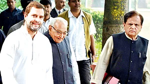 राहुल गांधी ने कांग्रेस के सांगठनिक ढांचे में किए फेरबदल, मोतीलाल वोरा की जगह अहमद पटेल होंगे कोषाध्यक्ष