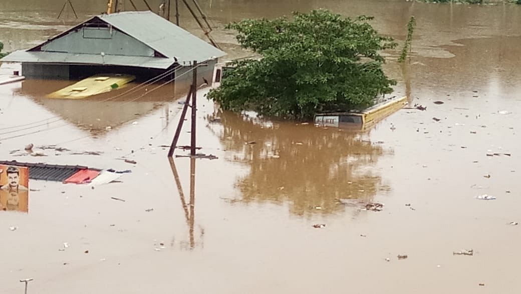 केरल में बाढ़ और भूस्खलन से तबाही जारी, अब तक 73 लोगों की मौत, हजारों लोग हुए बेघर