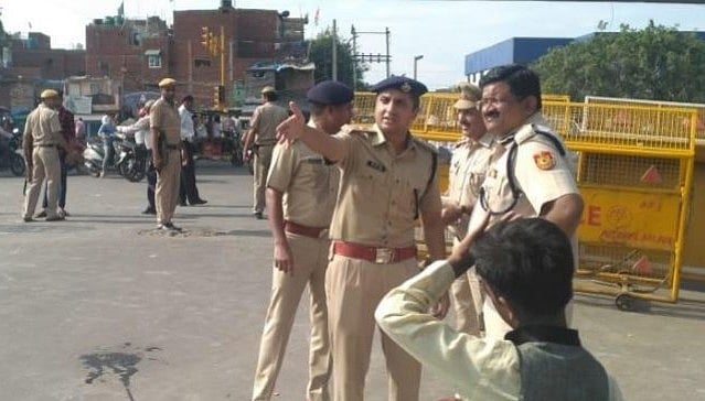 दिल्ली:  बच्ची से रेप के बाद नाराज लोगों का उग्र प्रदर्शन, कई गाड़ियों में की तोड़फोड़, 10 पुलिसकर्मी घायल