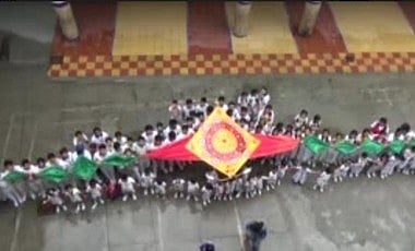 रक्षाबंधन: केरल आपदा राहत में जुटे जवानों के लिए छात्राओं ने बनाई 20 फीट लंबी राखी