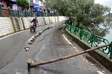 वीडियो: देखते-देखते झील में समा गया नैनीताल के मॉल रोड का एक हिस्सा