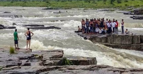 मध्य प्रदेश: सुल्तानगढ़ के झरने में फंसे 45 लोग बचाए गए, 6 लापता, पिकनिक मनाने गए थे सभी