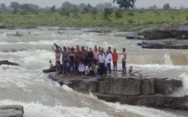 मध्य प्रदेश: शिवपुरी के  सुल्तानगढ़ में बहे 3 लोगों के शव बरामद, अब भी 3 लोगों की तलाश जारी