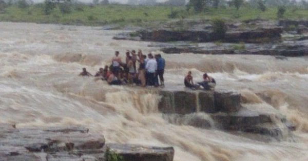 मध्य प्रदेश के शिवपुरी में अचानक बढ़ा झरने में पानी, 11 लोग बहे, सेना के हैलीकॉप्टर बचाव में जुटे