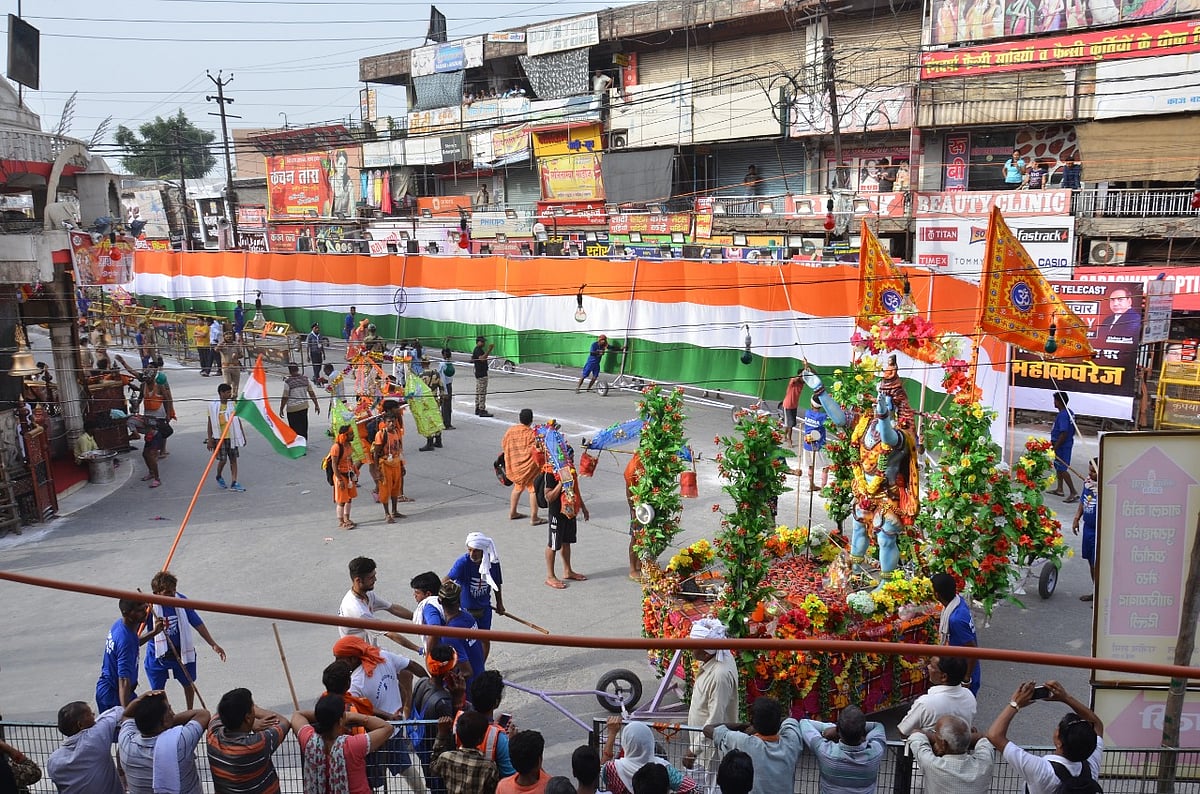 राजनीति में धर्म और राष्ट्रवाद का तड़का: कांवड़ यात्रा में राम मंदिर के साथ तिरंगे की लहरों पर सवार बीजेपी