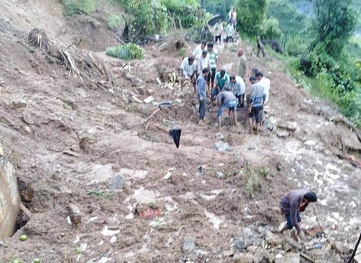 उत्तराखंड: टिहरी गढ़वाल में भूस्खलन के बाद मिट्टी में दबे 8 लोग, 4 शव बरामद, रेस्क्यू ऑपरेशन जारी