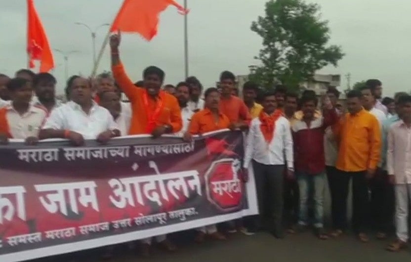 मराठा आरक्षण आंदोलन:  प्रदर्शनकारियों ने शुरू किया ‘जेल भरो आंदोलन’, पुणे-सोलापुर हाइवे को किया बंद 