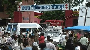 उत्तर प्रदेश: सीतापुर में टीकाकरण के बाद मासूम की मौत, 7 बच्चे अस्पताल में भर्ती