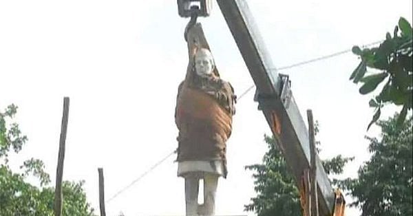 इलाहाबाद: दीनदयाल की मूर्ति के लिए आनंद भवन के सामने से हटा दी पंडित नेहरू की प्रतिमा