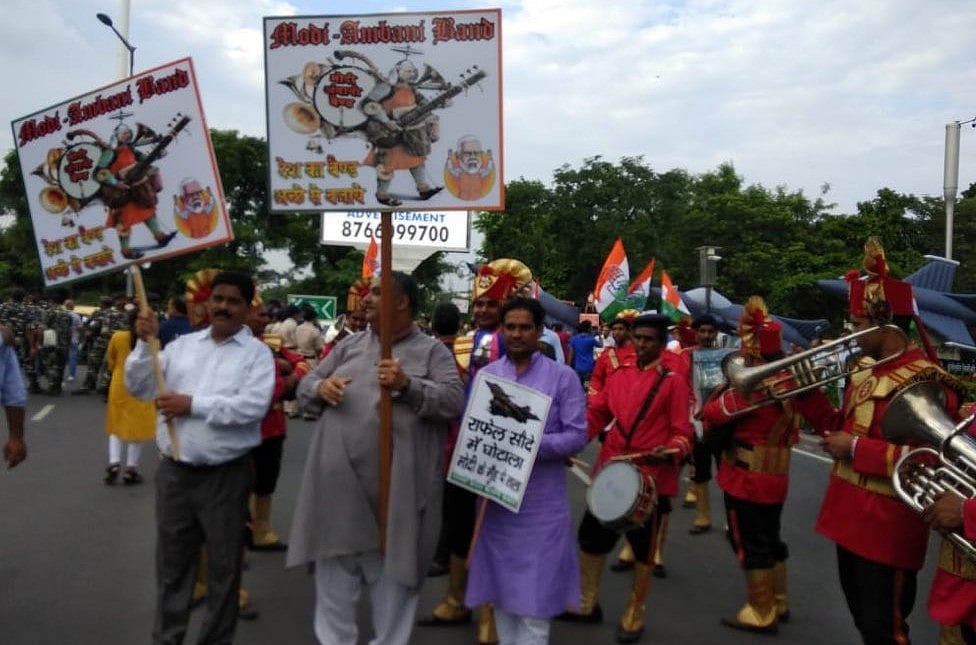 दिल्ली में उतरी राफेल विमानों की पहली खेप, कांग्रेस ने निकाली ‘मोदी-अंबानी’ परेड
