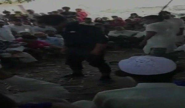 यूपी: मुरादाबाद में पंचायत का तुगलकी फरमान, युवकों को बेल्ट से पीटने की सजा सुनाई, वीडियो वायरल