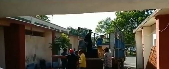 गांधीनगर: गुजरात सरकार ने जब नहीं दिया मुआवजा तो किसान सरकारी दफ्तर से ट्रक में भरकर उठा ले गए सामान