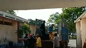 गांधीनगर: गुजरात सरकार ने जब नहीं दिया मुआवजा तो किसान सरकारी दफ्तर से ट्रक में भरकर उठा ले गए सामान