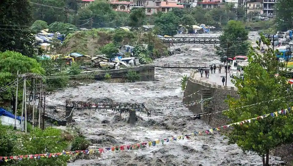 हिमाचल में बारिश से भारी तबाही, 8 लोगों की मौत, 200 से ज्यादा सड़क मार्ग बंद, हजारों लोग रास्ते में फंसे