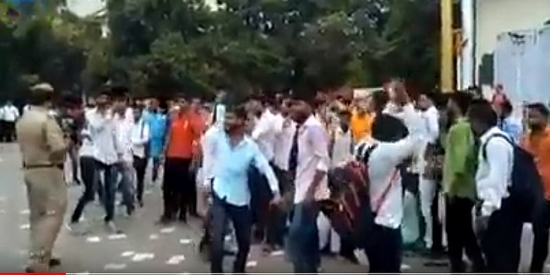 यूपीः गोरखपुर यूनिवर्सिटी में एबीवीपी की गुंडागर्दी, विरोध कर रहे छात्रों की पिटाई, छात्र संघ चुनाव स्थगित