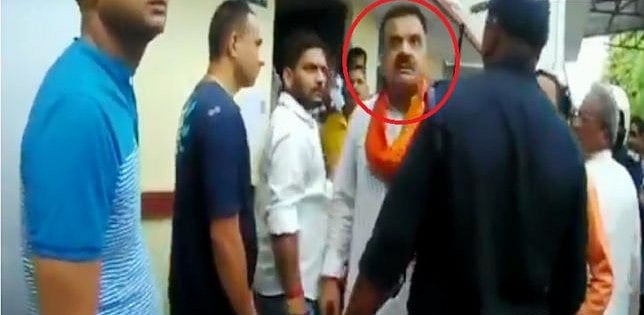उत्तराखंड: थाने में महिला सब इंस्पेक्टर के साथ बीजेपी विधायक ने सरेआम की बदसलूकी, वीडियो वायरल