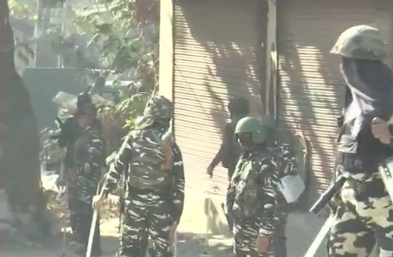 जम्मू-कश्मीर: सुरक्षाबलों और आतंकियों के बीच कई जगहों पर मुठभेड़, मारे गए दो आतंकी, एक जवान शहीद 