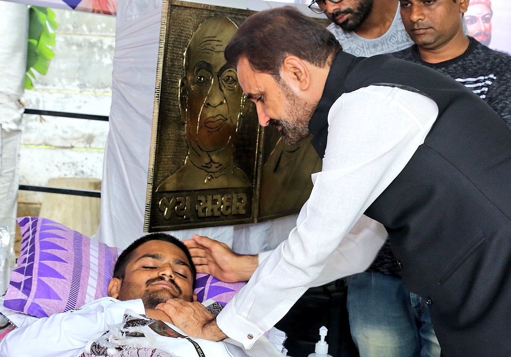 गुजरात: अहमदाबाद में अनशन कर रहे हार्दिक पटेल की गिर रही है सेहत, सरकार मौन, विपक्षी दलों का मिला साथ