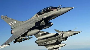 राफेल विमानों की कीमत पर रक्षा मंत्रालय के वरिष्ठ अधिकारी ने जताई थी आपत्ति, सीएजी के पास है सबूत!