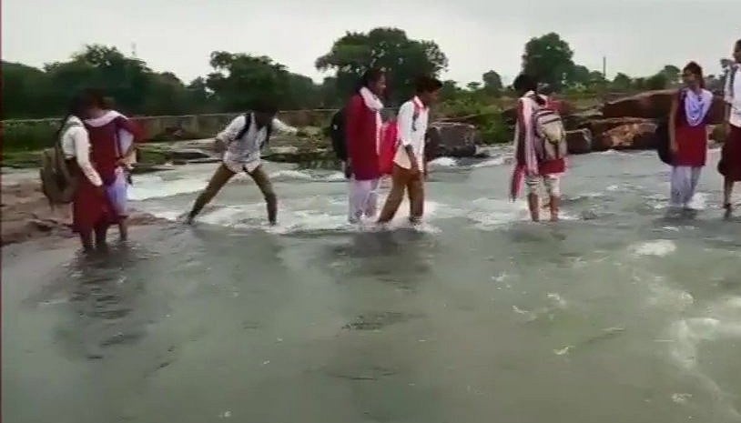 शिव‘राज’ में विकास के दावों की खुली पोल, दमोह में नदी पार करके स्‍कूल जाने को मजबूर हैं बच्‍चे