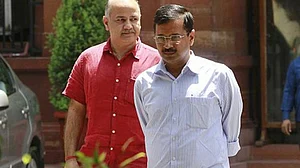 केजरीवाल, सिसोदिया के बरी होने पर विपक्षी नेताओं ने BJP सरकार को घेरा, 'बीजेपी के लिए नैतिक मृत्युदंड की खबर...'