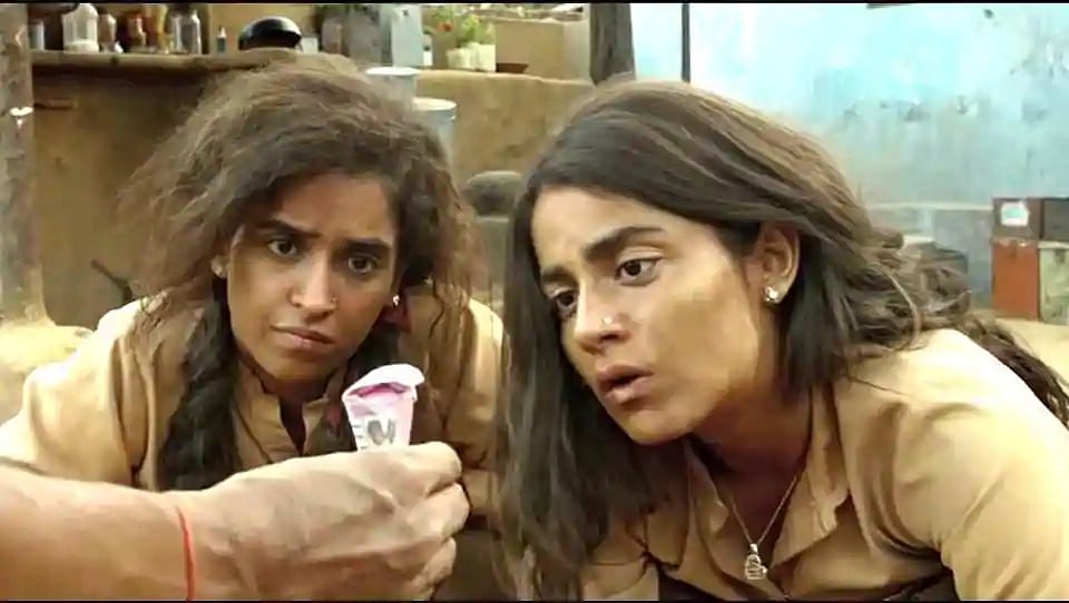 कहानी तो ‘दो बहनों’ के झगड़े की है, लेकिन राजनीति के मानवीय पहलू और गूंगे-बहरे होते समाज की तस्वीर है ‘पटाखा’