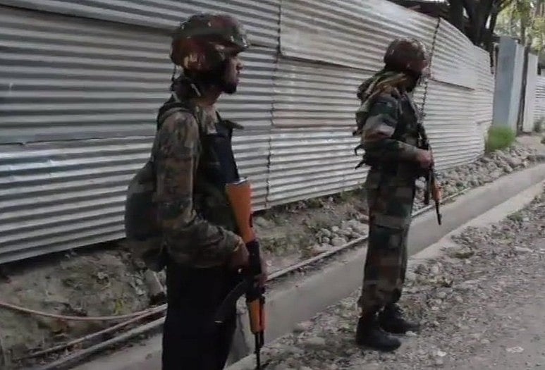जम्मू-कश्मीर: पुलवामा में सेना और पुलिस की बड़ी कार्रवाई, 20 गांवों में सर्च ऑपरेशन जारी  