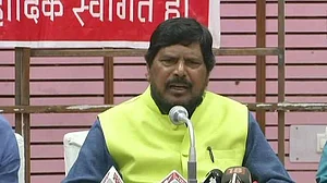 बढ़ती तेल कीमतों की आग में मोदी के मंत्री ने डाला घी, कहा- मैं तो मंत्री हूं, मुझे तो मुफ्त में मिलता है तेल