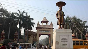 बीएचयू ‘आदर्श बहु’ विवाद: महिलाओं को आत्मनिर्भर होने की प्रेरणा देने वाले मालवीयजी के मूल्यों के खिलाफ यह कदम
