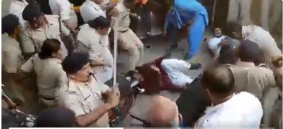 छत्तीसगढ़: बिलासपुर में कांग्रेस कार्यकर्ताओं पर टूटा पुलिस का कहर, ऑफिस में घुसकर बेरहमी से पीटा