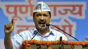 सिसोदिया के साथ 'दुर्व्यवहार'? दिल्ली पुलिस पर भड़के केजरीवाल, वीडियो शेयर कर बोले- क्या ऊपर से कहा गया है?
