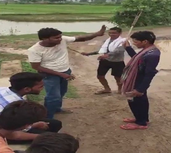 बिहार: नालंदा में मोबाइल चोरी के आरोपी की लोगों ने की पिटाई, थूक चाटने के लिए किया मजबूर
