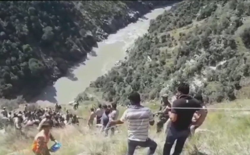 जम्मू-कश्मीर:  यात्रियों से भरी बस चिनाब नदी में गिरी, 17 लोगों की मौत, 16 घायल