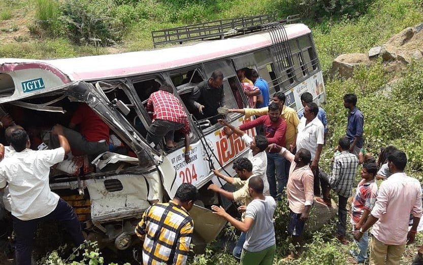 तेलंगाना: खाई में बस गिरने से 45 लोगों की मौत, कई लोग घायल, सीएम ने की 5 लाख के मुआवजे की घोषणा 